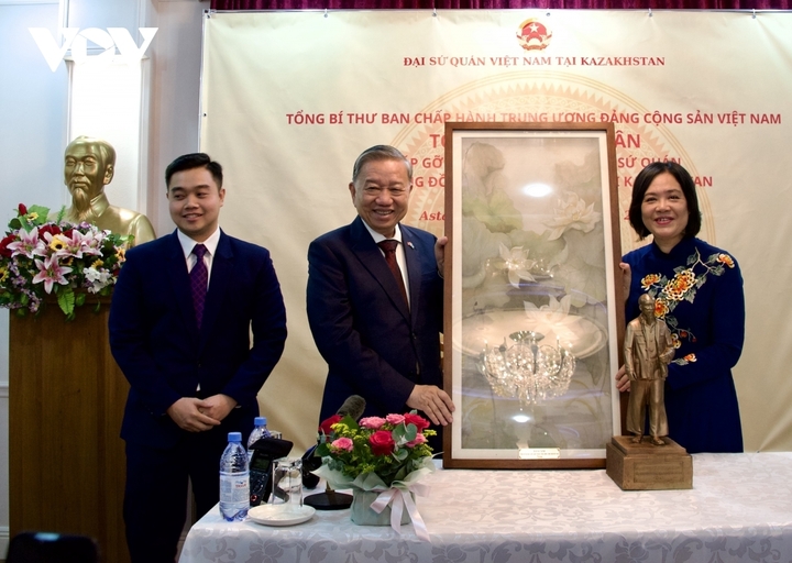 Tổng Bí thư Tô Lâm gặp gỡ cán bộ Đại sứ quán Việt Nam tại Kazakhstan - 5