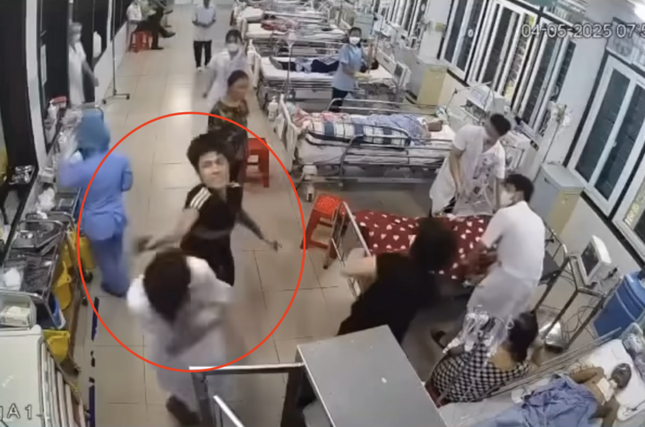 Hình ảnh người đàn ông tát, đấm liên tiếp vào mặt, đầu nhân viên y tế. (Ảnh cắt từ clip)
