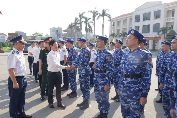 Chủ tịch HĐND thành phố thăm, kiểm tra, động viên các lực lượng luyện tập tham gia duyệt đội ngũ trong Lễ Kỷ niệm 70 năm Ngày Giải phóng Hải Phòng. (Ảnh: Hoàng Tùng)