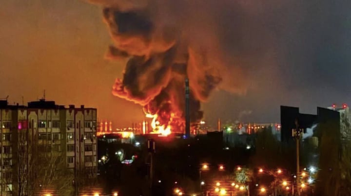 Đám cháy lớn từ cuộc tấn công trước đó của Ukraine nhằm vào Nga. (Ảnh: CNN)