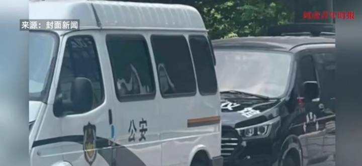 Cảnh sát đến trụ sở công ty dạy thêm, và sau đó xác nhận thầy Lý tử vong do ngừng tim đột ngột. (Ảnh: Baidu)