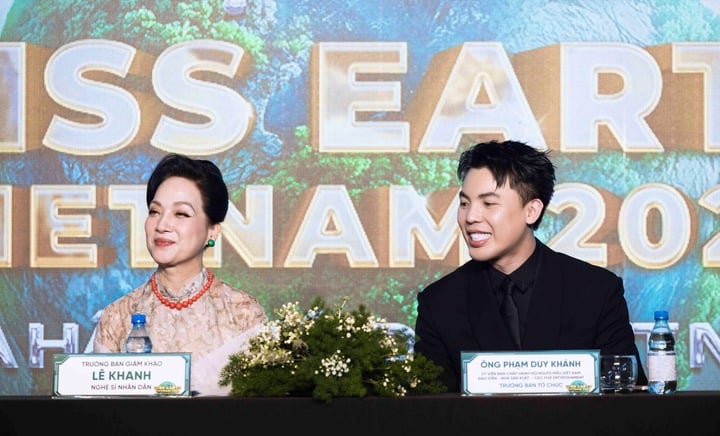 NSND Lê Khanh và ông Phạm Duy Khánh - Trưởng BTC Miss Earth Vietnam 2025.