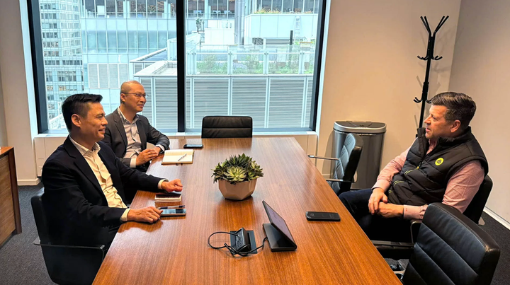 Đại sứ Đặng Hoàng Giang làm việc với ông Bob McCooey, Phó Chủ tịch Nasdaq.