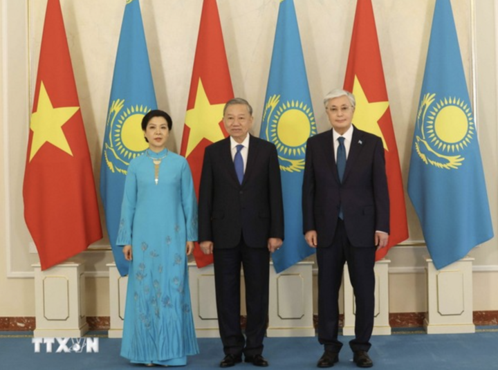 Tổng thống Kazakhstan Kassym-Jomart Tokayev chụp ảnh chung cùng Tổng Bí thư Tô Lâm và Phu nhân. Ảnh: TTXVN