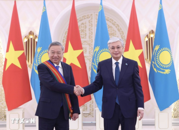 Tổng thống Kazakhstan trao Huân chương Hữu nghị Dostyk hạng nhất tặng Tổng Bí thư Tô Lâm. Ảnh: TTXVN