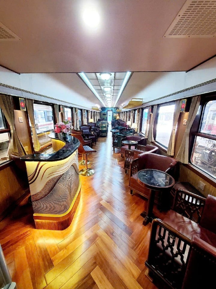 Toa VIP được thiết kế theo phong cách Đông Dương, sàn gỗ tự nhiên, quầy bar phục vụ miễn phí đồ uống.