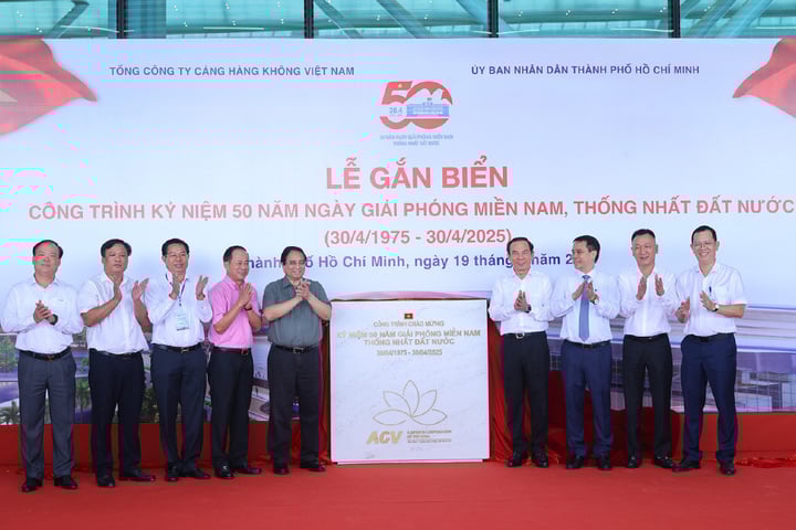 Thủ tướng thực hiện nghi thức gắn biển công trình kỷ niệm 50 năm Ngày Giải phóng miền Nam, thống nhất đất nước tại Nhà ga T3, Cảng hàng không quốc tế Tân Sơn Nhất. (Ảnh: VGP)