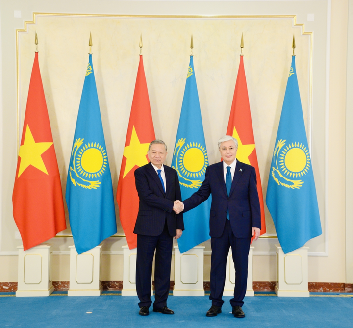 Tổng thống Kassym-Jormat Tokayev nồng nhiệt chào đón Tổng Bí thư Tô Lâm và Phu nhân thăm cấp Nhà nước tới Kazakhstan.