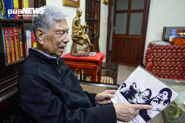 Trung tướng Đặng Quân Thụy và bức ảnh đen trắng ông tháp tùng Đại tướng Võ Nguyên Giáp quan sát lòng chảo Điên Biên.