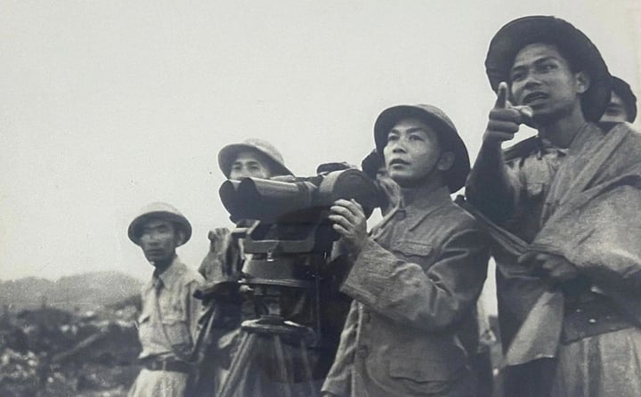 Sĩ quan tác chiến Đặng Quân Thụy (ngoài cùng, bên phải) báo cáo với Đại tướng Võ Nguyên Giáp tại đài quan sát ở mặt trận Điện Biên Phủ năm 1954. (Ảnh: Trung tâm Lưu trữ quốc gia III)