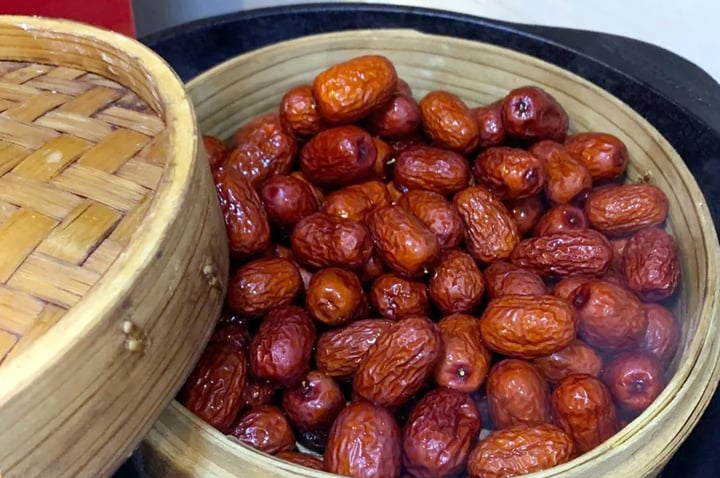 Khác với người Việt thường đun táo đỏ với nước, người Trung Quốc thường hấp táo đỏ. (Ảnh: Sohu)