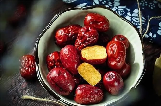 Táo đỏ sau 3 lần hấp sẽ mọng căng, mềm ngọt. (Ảnh: Sohu)