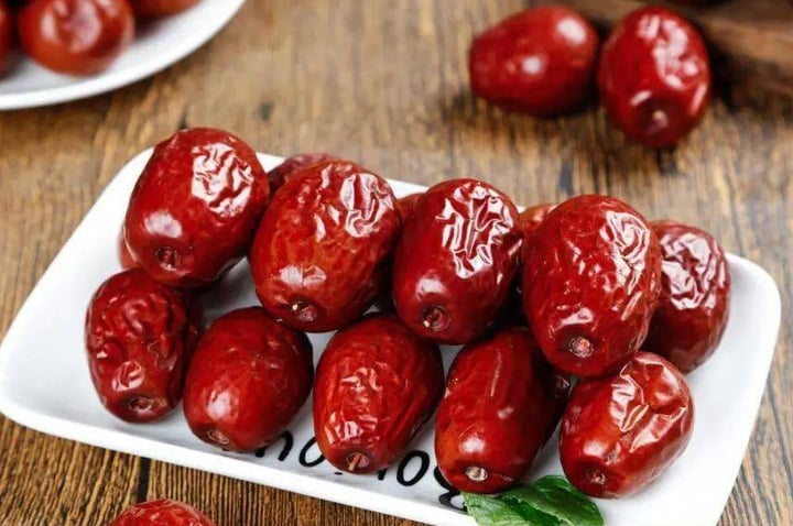 Táo đỏ sau khi hấp có thể trữ trong tủ lạnh dùng dần. (Ảnh: Sohu)