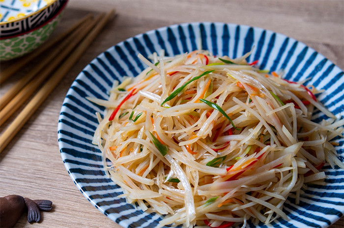 Khoai tây sợi hấp là món ăn thải độc, thanh lọc gan dễ làm, giá rẻ. (Ảnh: Icook.tw)