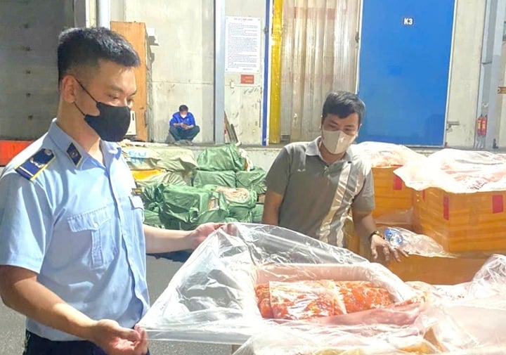 Cán bộ QLTT kiểm tra lô hàng.
