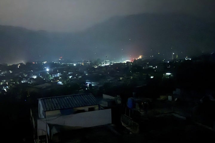 Nhìn từ Muzaffarabad ở khu vực Kashmir do Pakistan quản lý vào sáng sớm thứ Tư. Người dân báo cáo nghe thấy tiếng máy bay phản lực bay phía trên. (Ảnh: Reuters)