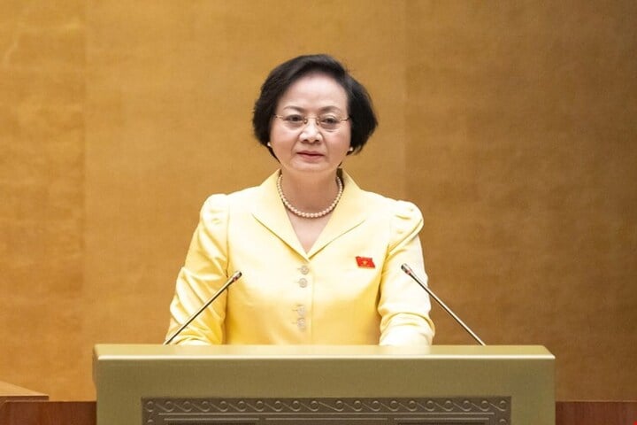 Bộ trưởng Bộ Nội vụ Phạm Thị Thanh Trà trình bày Tờ trình.