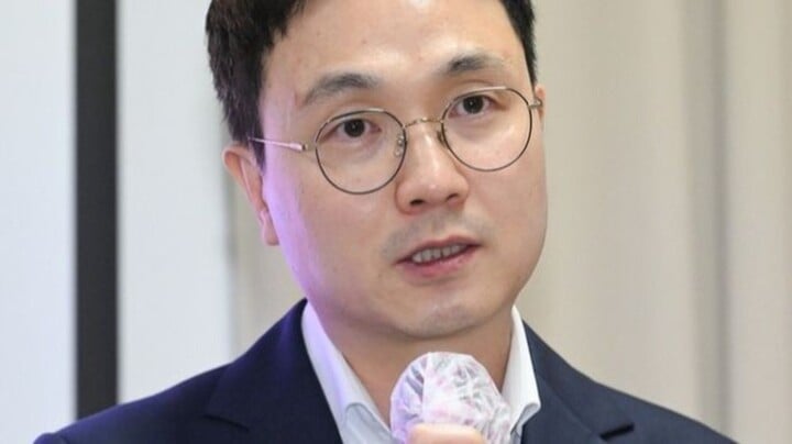 Phóng viên Lee Jin Ho.