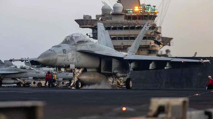 Tiêm kích F/A-18F Super Hornet chuẩn bị phóng lên tàu sân bay USS Harry S. Truman. (Ảnh: Hải quân Mỹ)