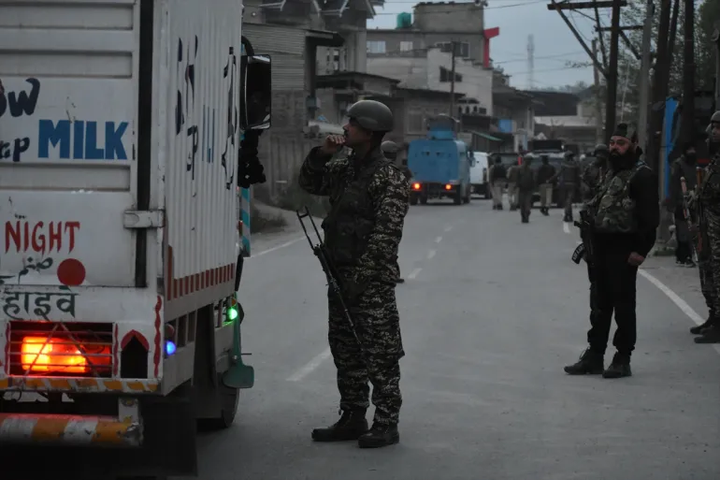 Lực lượng an ninh tuần tra đã có mặt tại các tuyến đường gần khu vực Wuyan thuộc thị xã Pampore ở Kashmir do Ấn Độ quản lý vào ngày 7/5. (Ảnh: Faisal Khan/Anadolu)
