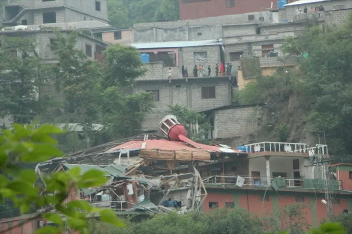 Nhà thờ Hồi giáo Bilal ở Shawai, Muzaffarabad gần như đổ sập sau cuộc tấn công của Ấn Độ. (Ảnh: Anadolu)