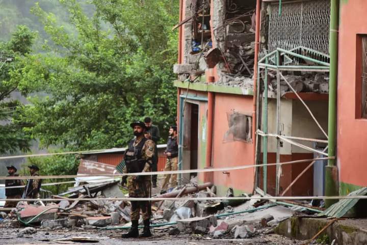 Binh lính Pakistan đứng canh tại nhà thờ Hồi giáo bị hư hại bởi trong cuộc tấn công tên lửa nghi ngờ của Ấn Độ gần thành phố Muzaffarabad. (Ảnh: AP)