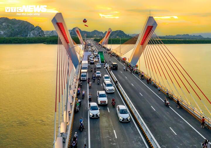 Cầu Bến Rừng kết nối giao thông giữa TP Thủy Nguyên với thị xã Quảng Yên (Quảng Ninh) được khánh thành năm 2024.