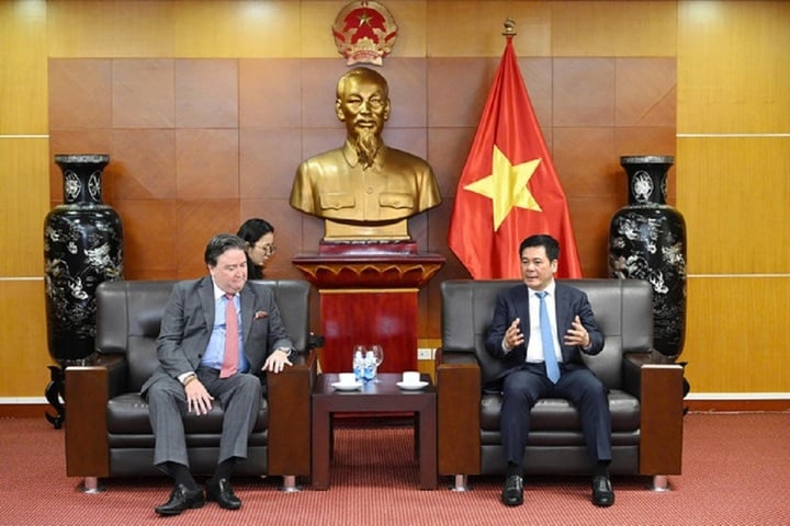 Bộ trưởng Nguyễn Hồng Diên khẳng định quan điểm coi trọng hợp tác giữa hai nước, đề nghị Hoa Kỳ phát huy mối quan hệ đối tác chiến lược toàn diện vì hòa bình, hợp tác và phát triển bền vững. (Ảnh: PV/Vietnam+)