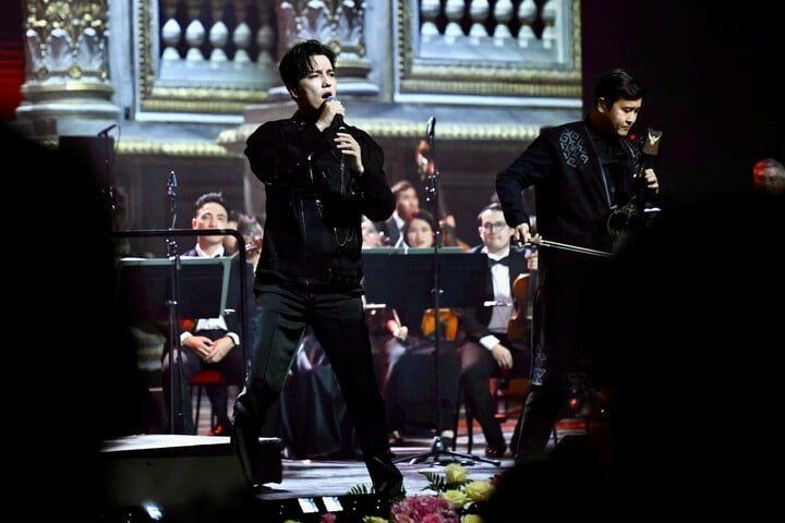 NSND Dimash Kudaibergen trình diễn.