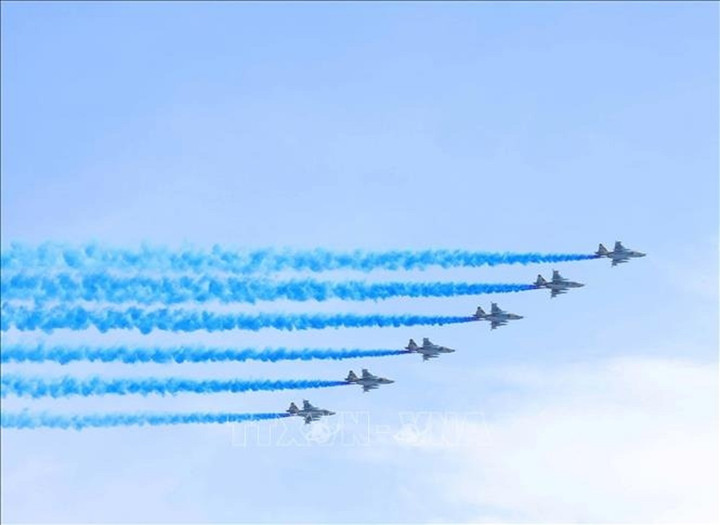 Lực lượng Không quân Kazakhstan trình diễn tại lễ duyệt binh. (Ảnh: TTXVN)