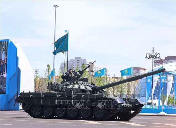 Lực lượng vũ trang Kazakhstan trình diễn các phương tiện, khí tài quân sự tại buổi lễ. (Ảnh: TTXVN)