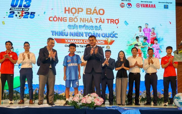 Công Phương, Danh Trung truyền lửa cho cầu thủ nhí.