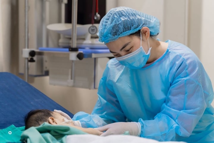 Hiện tại, trẻ ăn ngủ tốt, chức năng gan phục hồi dần. (Ảnh: BVCC)