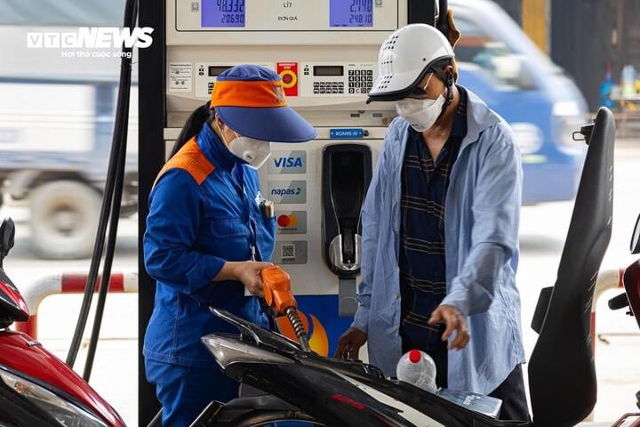Giá xăng dầu dự báo tiếp tục được điều chỉnh giảm trong kỳ điều hành ngày mai 8/5. (Ảnh minh họa: Minh Đức).