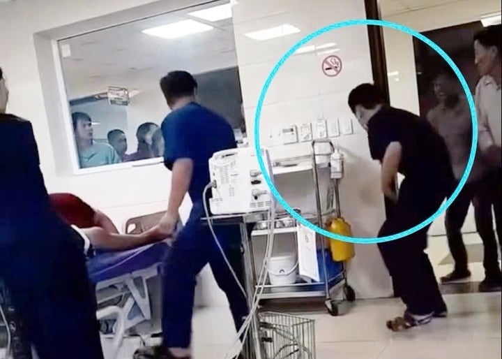 Hình ảnh nam điều dưỡng Trung tâm Y tế Thanh Ba, Phú Thọ bị người nhà bệnh nhân đạp vào bụng. (Ảnh: Cắt từ clip)