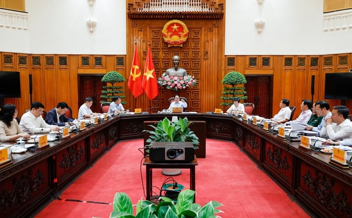 Thủ tướng Phạm Minh Chính chủ trì cuộc họp của Thường trực Chính phủ về xây dựng dự thảo Nghị quyết của Quốc hội về một số cơ chế, chính sách đặc thù phát triển kinh tế tư nhân. (Ảnh: VGP/Nhật Bắc)