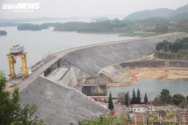 Đập thủy điện Thác Bà.
