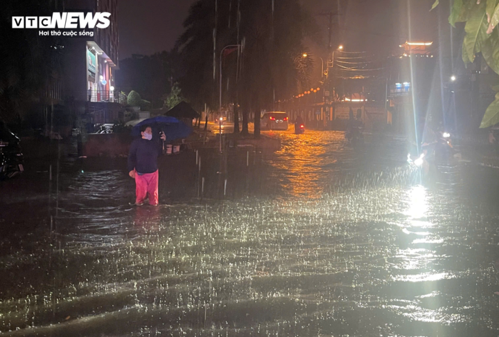 Ghi nhận lúc 19h, mưa dông vẫn chưa ngớt.