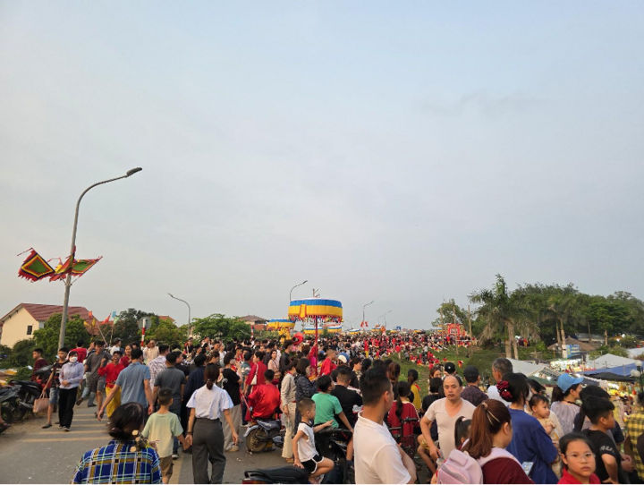 Lễ hội thu hút đông đảo người dân và du khách từ khắp nơi đổ về.