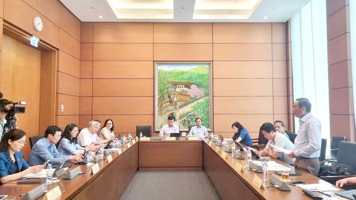 Các đại biểu tham gia thảo luận tại Tổ 14 chiều 7/5. (Ảnh: Đ. Thanh)