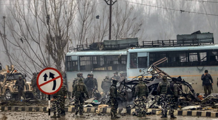 Hiện trường vụ đánh bom tại Pulwama (Ảnh: National Herald India)