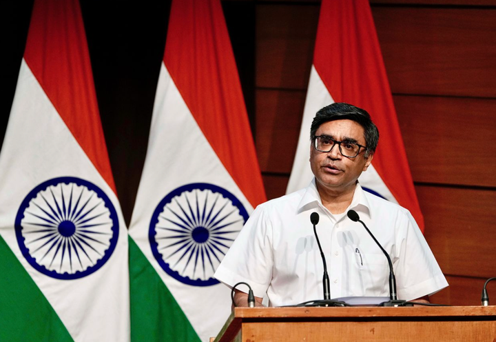 Ngoại trưởng Ấn Độ Vikram Misri phát biểu trong một cuộc họp báo tại New Delhi (Ảnh: CNN)