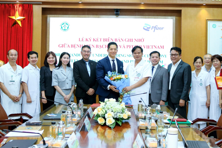 Pfizer Việt Nam và BV Bạch Mai hợp tác nâng cao năng lực chăm sóc sức khỏe - 1