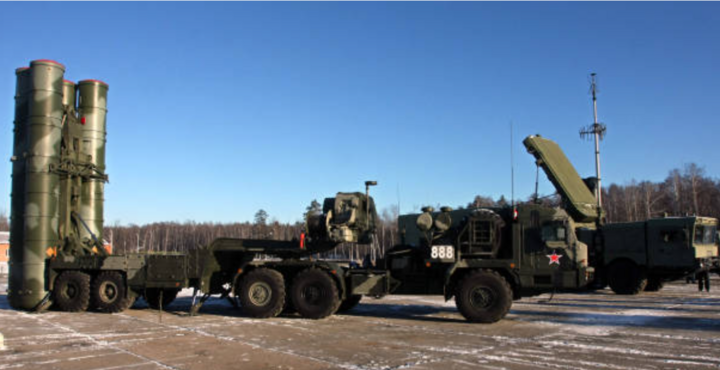 Hệ thống tên lửa phòng không S-400 Triumf. (Ảnh: Getty)