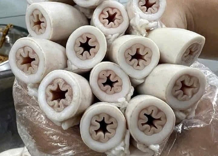 Lòng se điếu được quảng cáo giòn ngon tại quán L.C.
