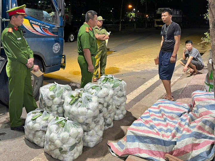 Công an Sơn La kiểm tra các cửa hàng kinh doanh rau củ quả tại chợ đêm Chiềng Cơi. (Ảnh: CACC)