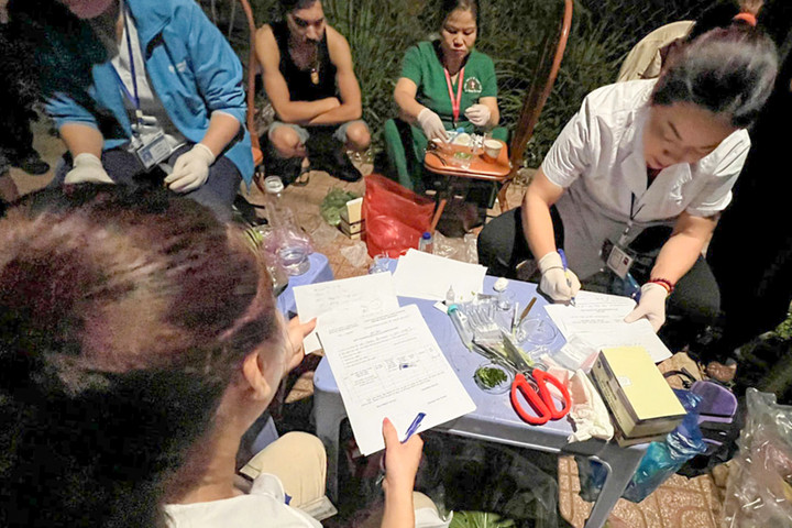 Lực lượng chức năng lấy mẫu xét nghiệm các loại rau, củ, quả. (Ảnh: CACC)