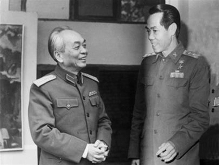 Thiếu tướng tình báo Phạm Xuân Ẩn bên cạnh Đại tướng Võ Nguyên Giáp. (Nguồn: Ảnh tư liệu)