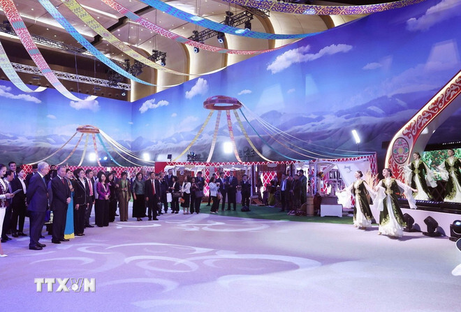 Tổng Bí thư Tô Lâm và Phu nhân cùng Tổng thống Kassym-Jomart Tokayev tham quan Làng Văn hóa Dân tộc Kazakhstan. (Ảnh: Thống Nhất/TTXVN)