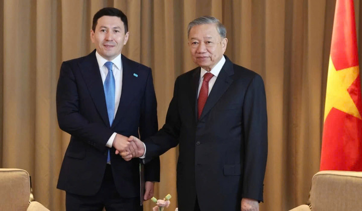 Tổng Bí thư Tô Lâm tiếp Tổng Giám đốc Quỹ đầu tư Quốc gia Kazakhstan Samruk - Kazyna Nurlan Zhakupov. (Ảnh: Thống Nhất/TTXVN)